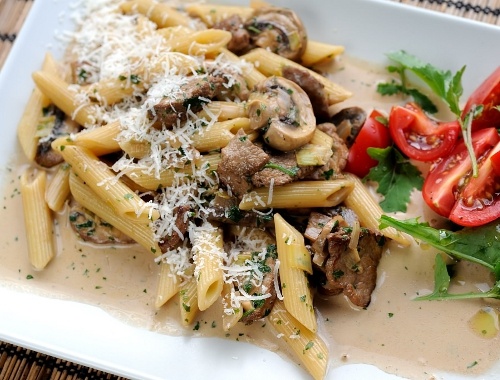 Penne pasta med fläskfile, svamp och grädde Penne pasta med fläskfile, svamp och grädde